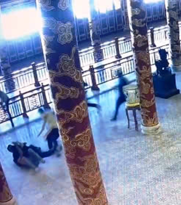 Bảo vệ khống chế người đàn ông Bảo vệ khống chế người đàn ông