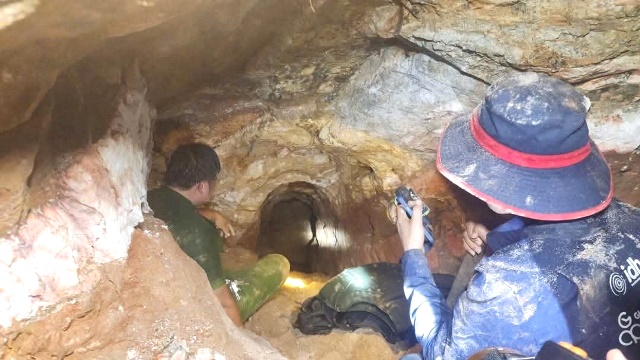 Gia Lai: Hàng chục chiến sĩ công an đột kích điểm khai thác vàng nằm sâu trong rừng