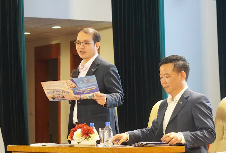 TS Lê Đức Anh và PGS.TS Bùi Huy Nhượng giải đáp thắc mắc về việc quy đổi điểm tương đương. Ảnh: Văn Cương TS Lê Đức Anh và PGS.TS Bùi Huy Nhượng giải đáp thắc mắc về việc quy đổi điểm tương đương. Ảnh: Văn Cương