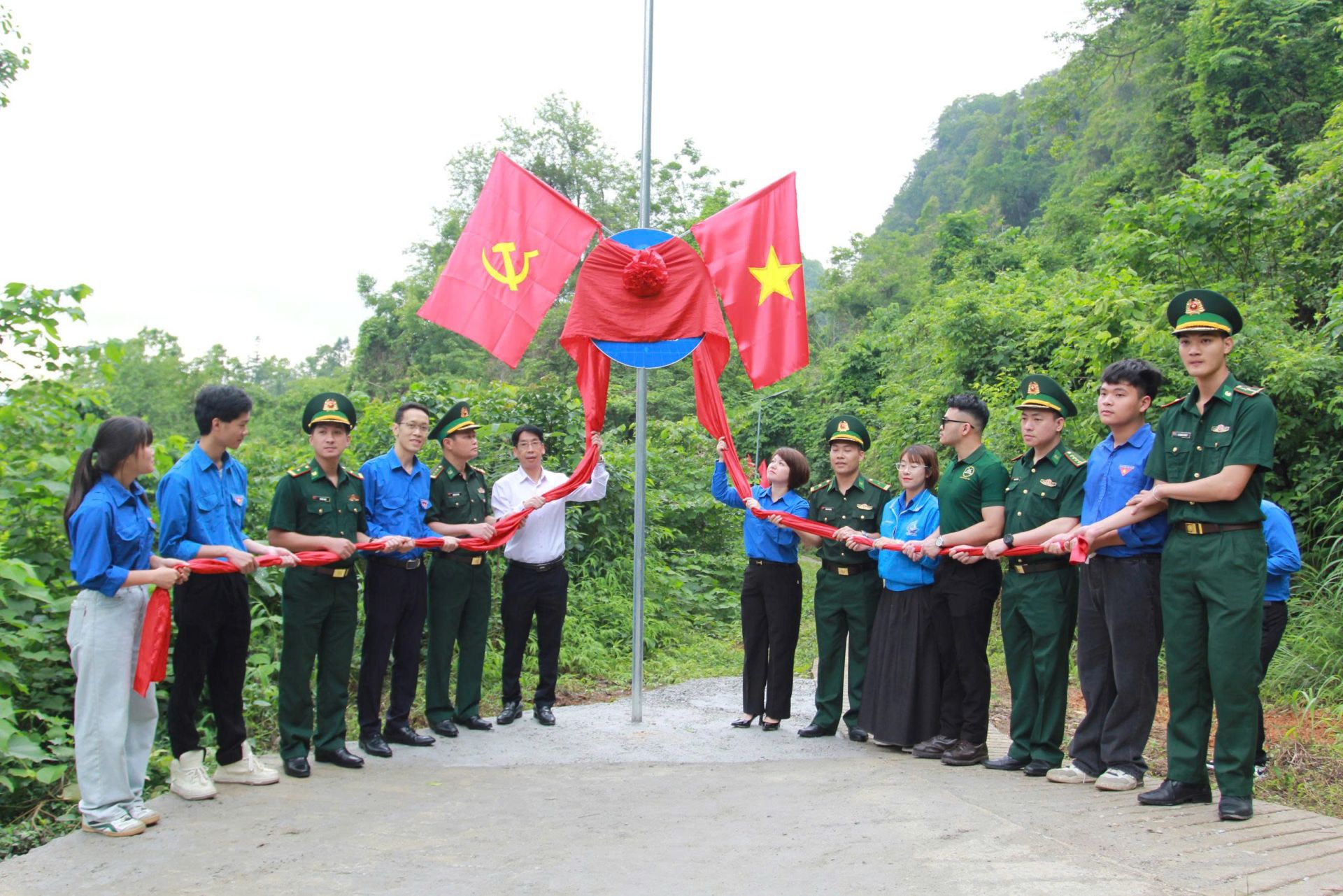 Tỉnh đoàn Lạng Sơn cùng các đơn vị đồng hành khánh thành công trình “Thắp sáng đường biên” tại khu vực mốc 1112 - 1113, Cửa khẩu Quốc tế Hữu Nghị, huyện Cao Lộc, tỉnh Lạng Sơn