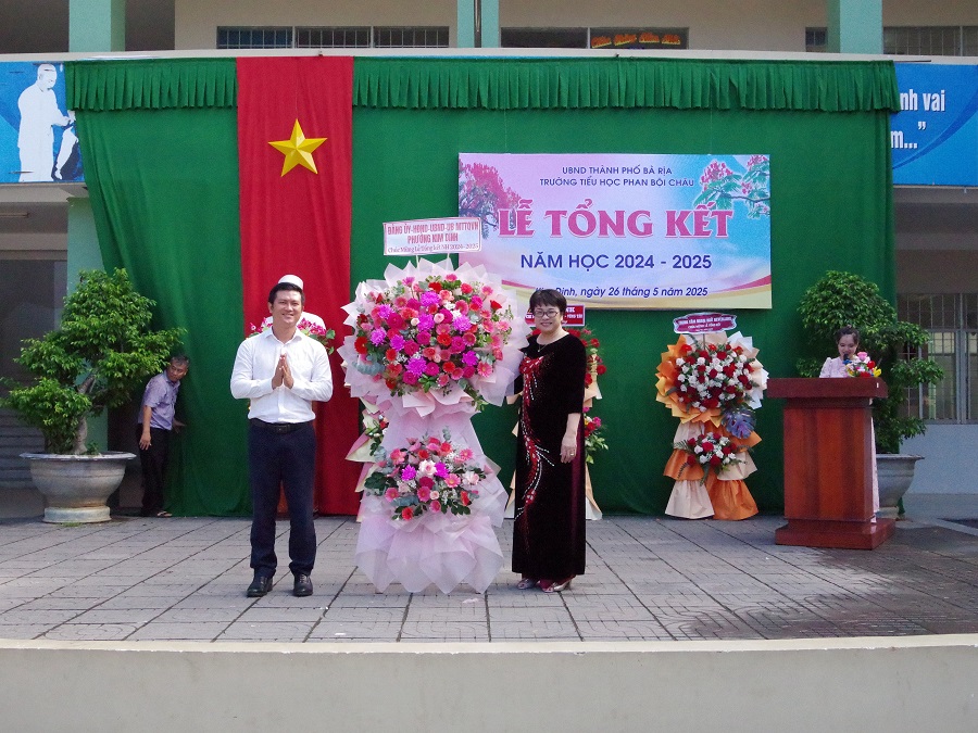 Lãnh đạo địa phương tặng hoa chúc mừng nhà trường. Lãnh đạo địa phương tặng hoa chúc mừng nhà trường.