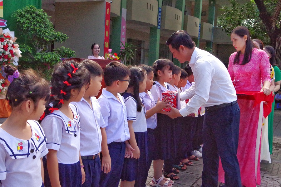 Đại diện lãnh đạo địa phương trao thưởng cho Học sinh Đại diện lãnh đạo địa phương trao thưởng cho Học sinh