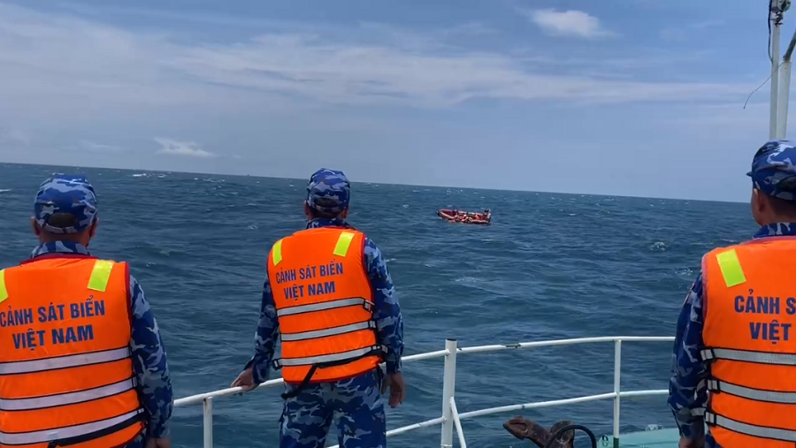 Tàu Cảnh sát biển 1011, Hải đội 102 phối hợp cứu 11 thuyền viên bị nạn trên vùng biển Hà Tĩnh