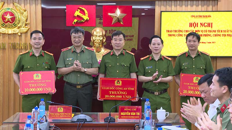 Thiếu tướng Trần Phú Hà, Giám đốc Công an tỉnh và Đại tá Trịnh Văn Giang, Phó Giám đốc - Thủ trưởng Cơ quan CSĐT Công an tỉnh trao tiền thưởng của Giám đốc Công an tỉnh cho các tập thể và cá nhân.