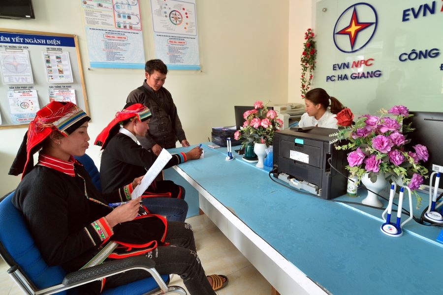 Hướng dẫn khách hàng là bà con dân tộc miền núi tiếp cận với các dịch vụ điện tử