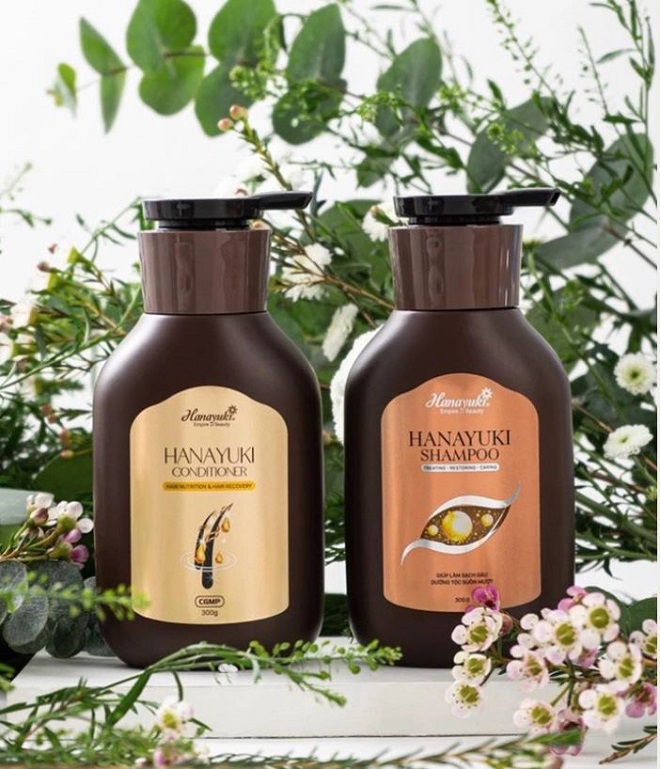 Hai sản phẩm dầu xả và dầu gội của Công ty