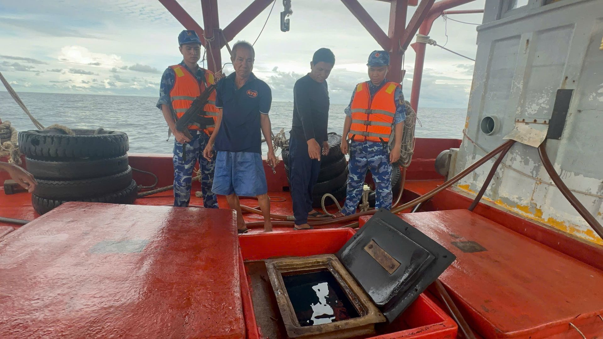 Lực lượng chức năng BTL Vùng Cảnh sát biển 4 kiểm tra hàng hóa vi phạm trên Tàu KG 93003 TS. Lực lượng chức năng BTL Vùng Cảnh sát biển 4 kiểm tra hàng hóa vi phạm trên Tàu KG 93003 TS.
