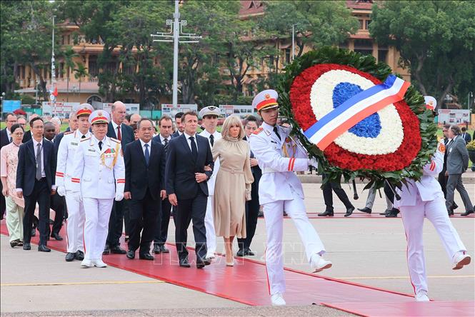 Tổng thống Pháp Emmanuel Macron và Phu nhân đến đặt vòng hoa và vào Lăng viếng Chủ tịch Hồ Chí Minh.