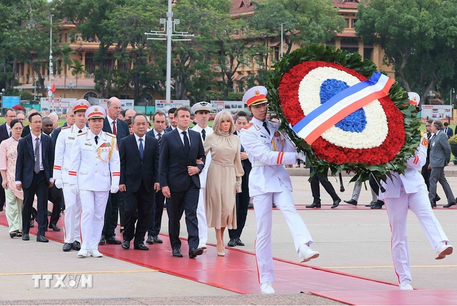 Tổng thống Pháp và Phu nhân vào lăng viếng Chủ tịch Hồ Chí Minh; tưởng niệm các anh hùng liệt sĩ