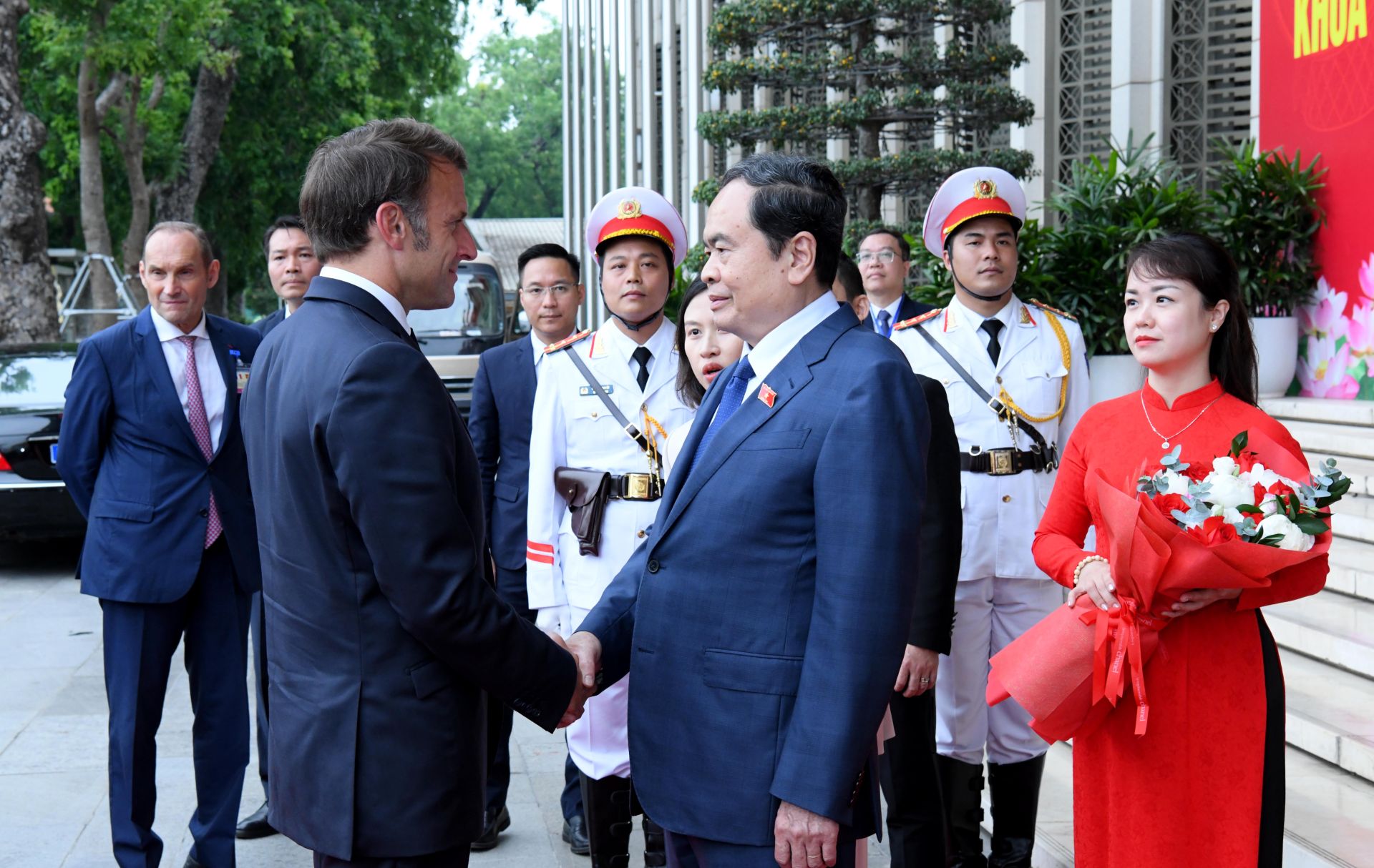 Chủ tịch Quốc hội Trần Thanh Mẫn đón Tổng Thống Cộng hoà Pháp Emmanuel Macron. Ảnh Lâm Hiển - ĐBND