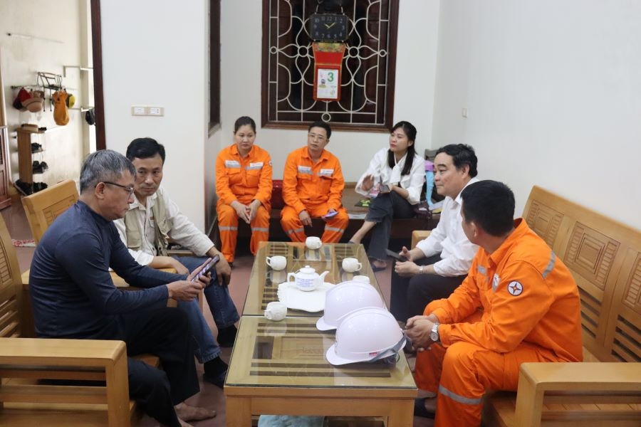 Ông Nguyễn Xuân Đệ, Tổ trưởng khu phố 5, thị trấn Vị Xuyên đang được hướng dẫn về thanh toán tiền điện không dùng tiền mặt