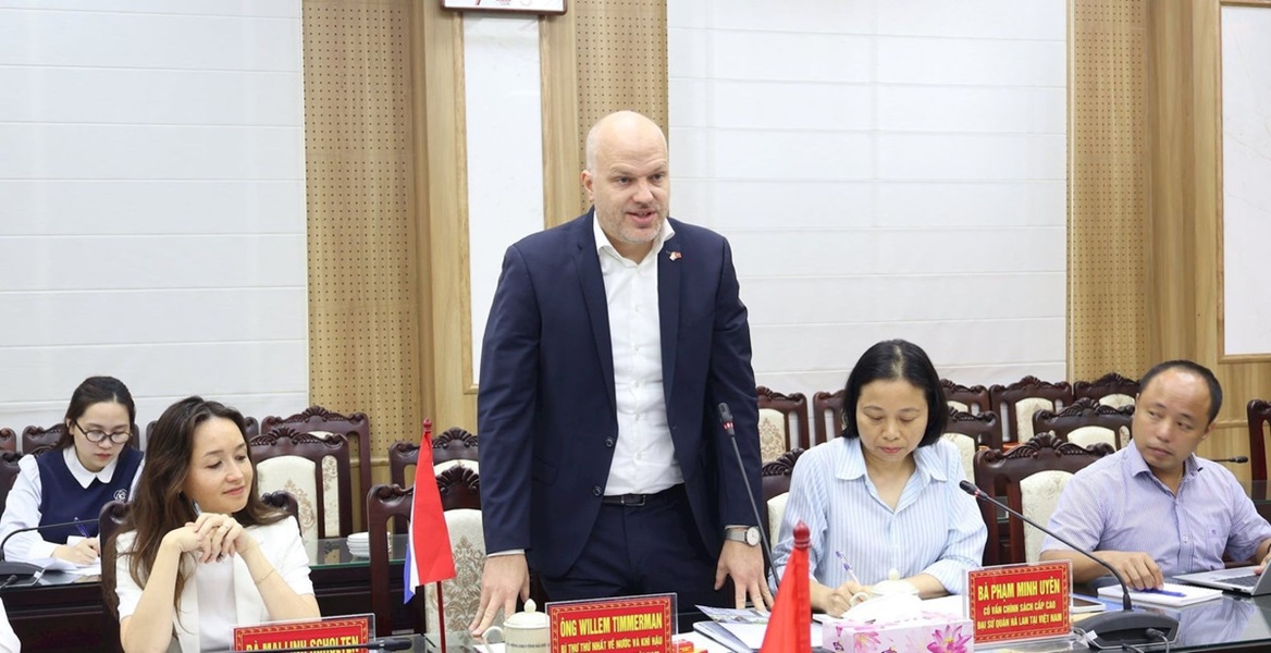 Ngài Willem Timmerman, Bí thư thứ nhất phụ trách lĩnh vực nước và khí hậu, Đại sứ quán Vương quốc Hà Lan tại Việt Nam phát biểu tại buổi làm việc