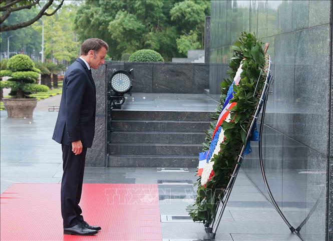 Tổng thống Pháp Emmanuel Macron đặt vòng hoa và kính cẩn tưởng niệm Chủ tịch Hồ Chí Minh.