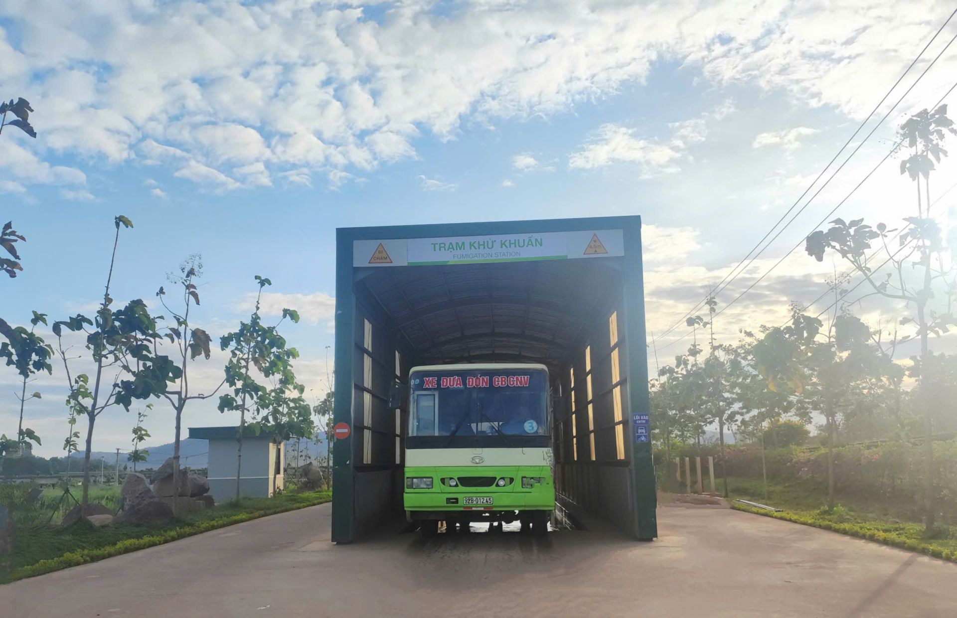 Tất cả phương tiện đều đi qua trạm phun sát trùng tự động Tất cả phương tiện đều đi qua trạm phun sát trùng tự động