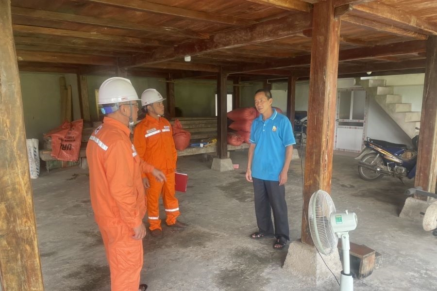 Nhân viên Điện lực hướng dẫn về sử dụng đện an toàn, tiết kiệm tại hộ gia đình ông Đàm Quốc Hồi - Trưởng thôn Lâm Đồng, xã Phương Thiện, thành phố Hà Giang