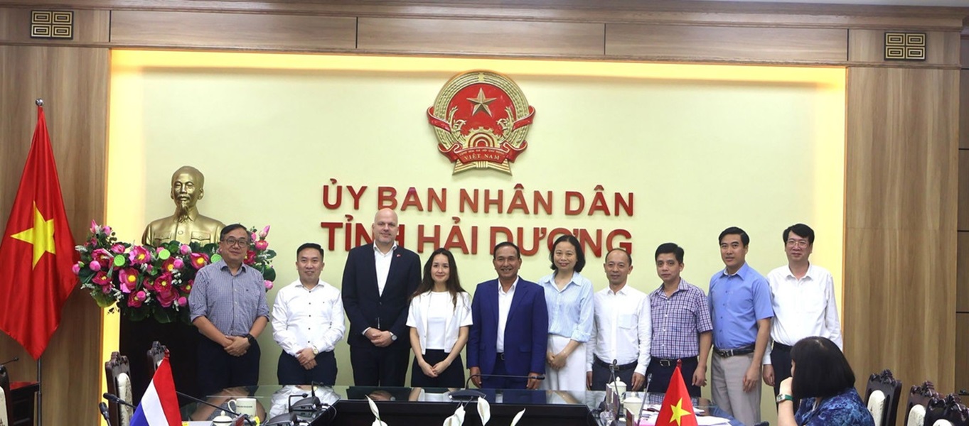 Đoàn công tác của Đại sứ quán Vương quốc Hà Lan tại Việt Nam​ chụp ảnh kỷ niệm cùng với Lãnh đạo tỉnh, lãnh đạo một số sở, ngành của tỉnh Hải Dương