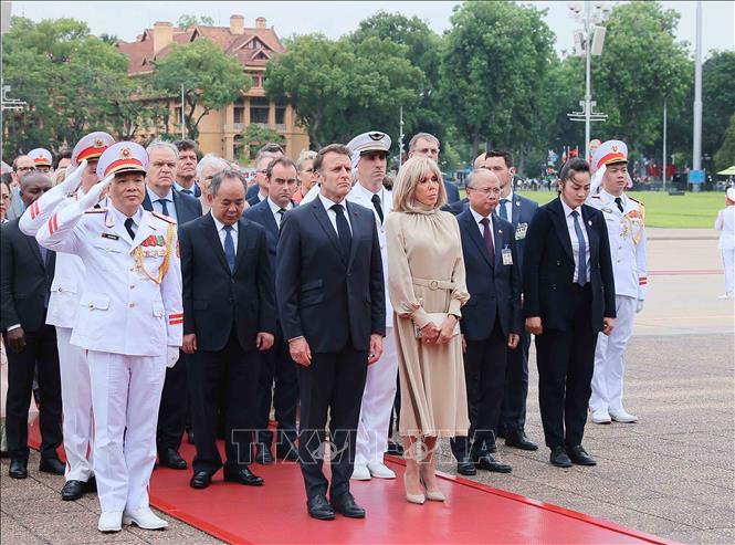 Tổng thống Pháp Emmanuel Macron và Phu nhân cùng các đại biểu kính cẩn tưởng niệm Chủ tịch Hồ Chí Minh.
