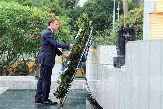Tổng thống Pháp Emmanuel Macron đặt vòng hoa tại Đài tưởng niệm các Anh hùng liệt sĩ. Ảnh: An Đăng/TTXVN