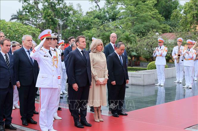 Tổng thống Pháp Emmanuel Macron và Phu nhân tưởng niệm các Anh hùng liệt sĩ. Ảnh: An Đăng/TTXVN