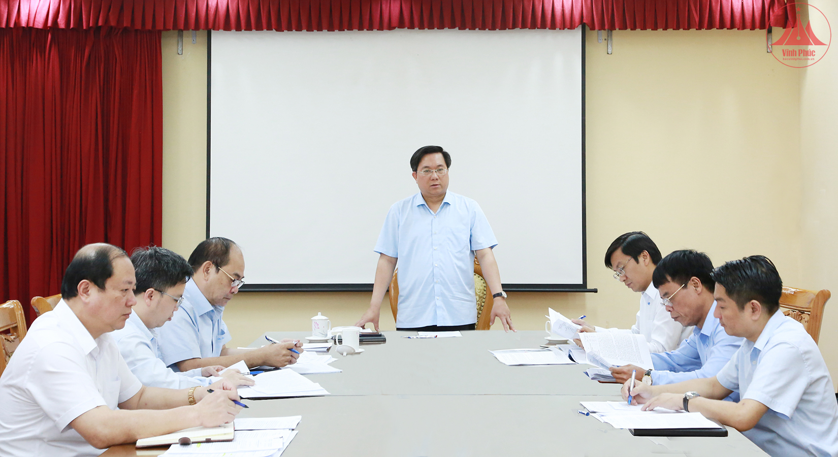 Chủ tịch UBND tỉnh Trần Duy Đông chủ trì cuộc họp. Chủ tịch UBND tỉnh Trần Duy Đông chủ trì cuộc họp.