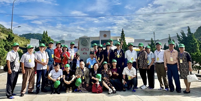Đoàn doanh nhân, CCB Việt Nam tại cửa khẩu Việt – Lào. Ảnh: BTC Đoàn doanh nhân, CCB Việt Nam tại cửa khẩu Việt – Lào. Ảnh: BTC