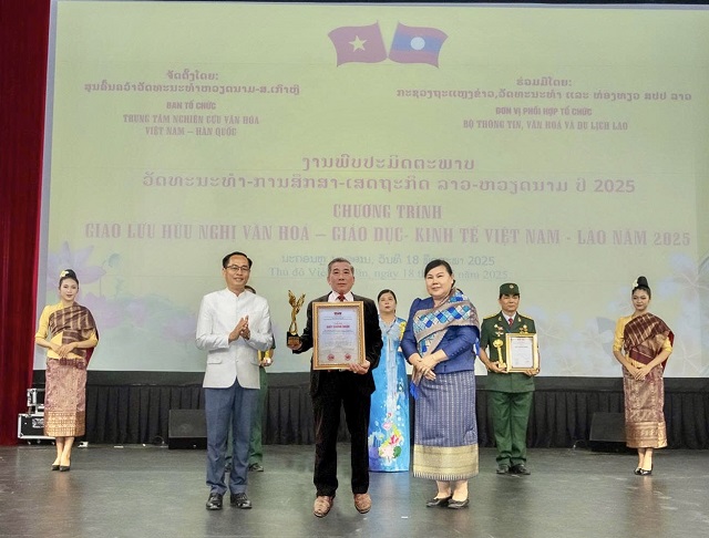 Doanh nhân – CCB Nguyễn Thế Vinh (hàng trước, đứng giữa) nhận Cúp “Thương hiệu – Sản phẩm - Dịch vụ Vàng thế kỷ 21” và Giấy chứng nhận “Vì sự nghiệp phát triển kinh tế Việt Nam – Lào”. Ảnh: BTC Doanh nhân – CCB Nguyễn Thế Vinh (hàng trước, đứng giữa) nhận Cúp “Thương hiệu – Sản phẩm - Dịch vụ Vàng thế kỷ 21” và Giấy chứng nhận “Vì sự nghiệp phát triển kinh tế Việt Nam – Lào”. Ảnh: BTC