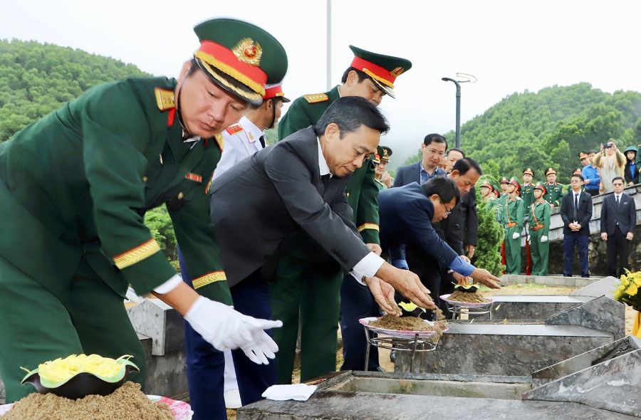 Lễ truy điệu, an táng được tiến hành trang nghiêm, trọng thể, chu đáo, đầy xúc động.