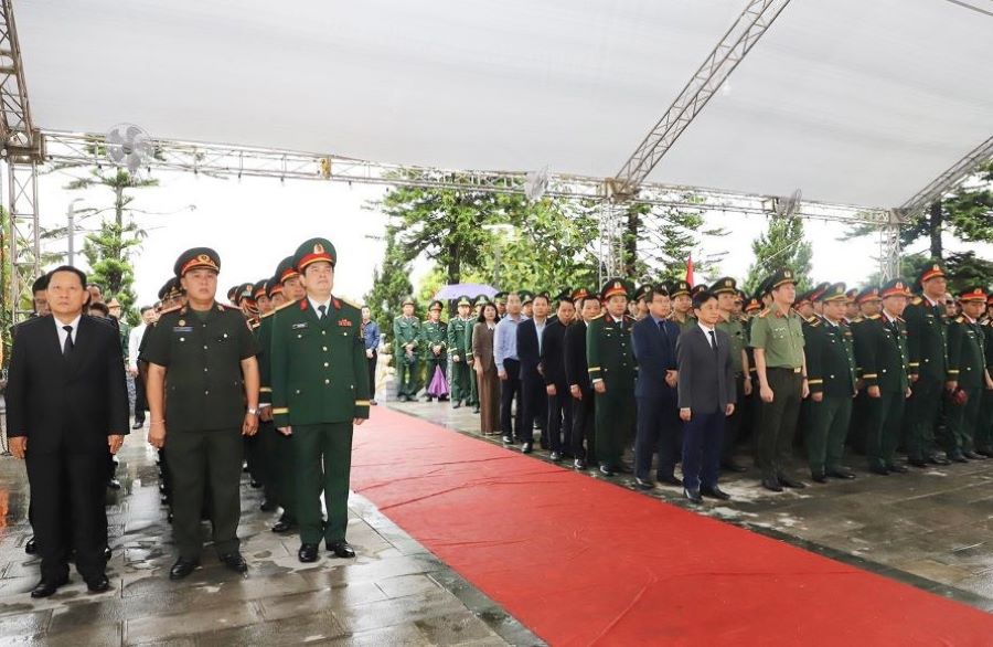 Các đại biểu tham gia buổi lễ.