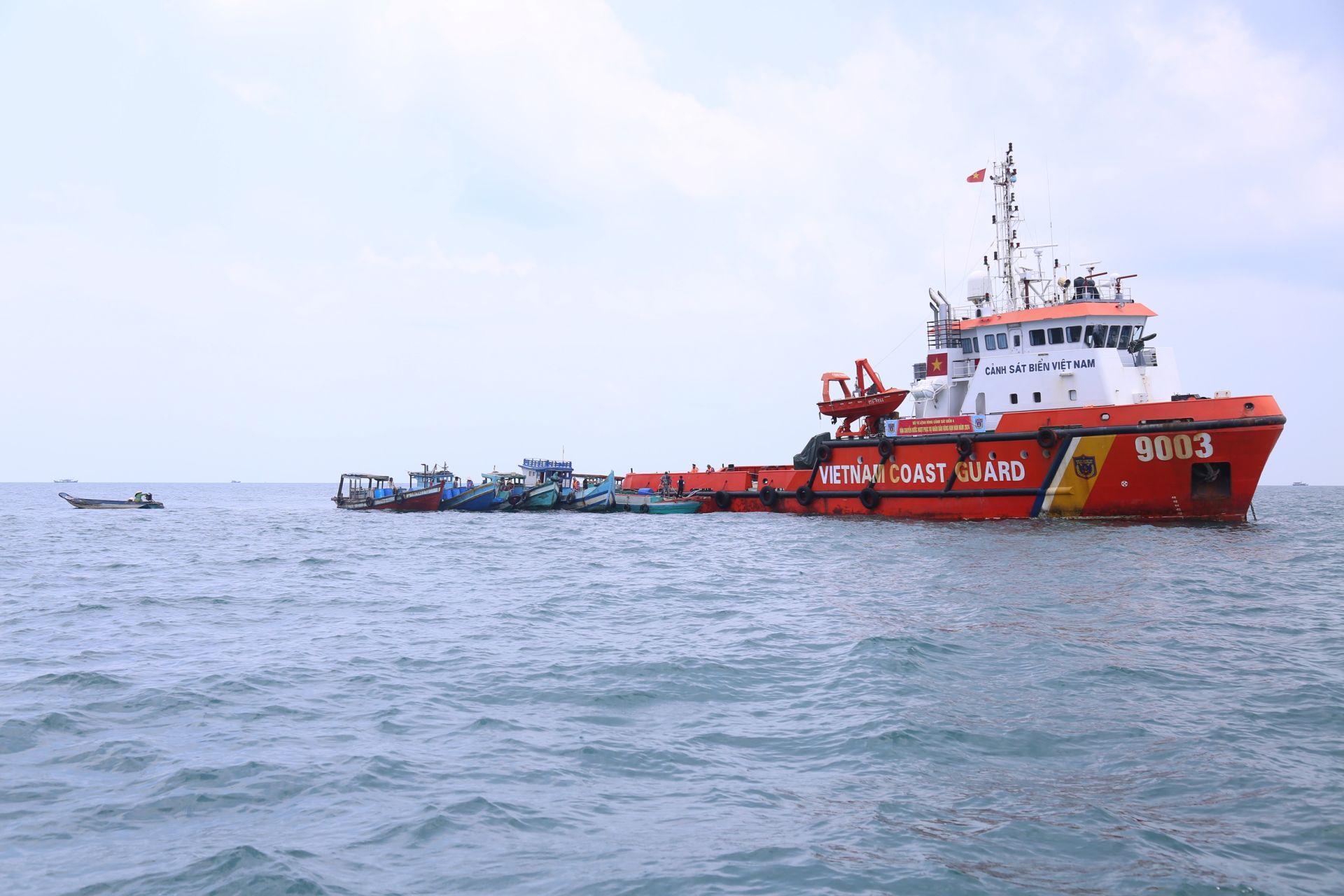 Bộ Tư lệnh Vùng Cảnh sát biển 4 cấp nước ngọt cho bà con ngư dân xã đảo Hòn Chuối, thị trấn Sông Đốc, huyện Trần Văn Thời, tỉnh Cà Mau