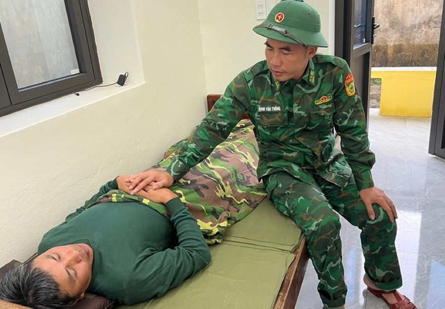 Thuyền phó Đỗ Sỹ Thường được tìm thấy và đưa vào bờ sáng 26/5, hiện sức khỏe đã ổn định. Thuyền phó Đỗ Sỹ Thường được tìm thấy và đưa vào bờ sáng 26/5, hiện sức khỏe đã ổn định.