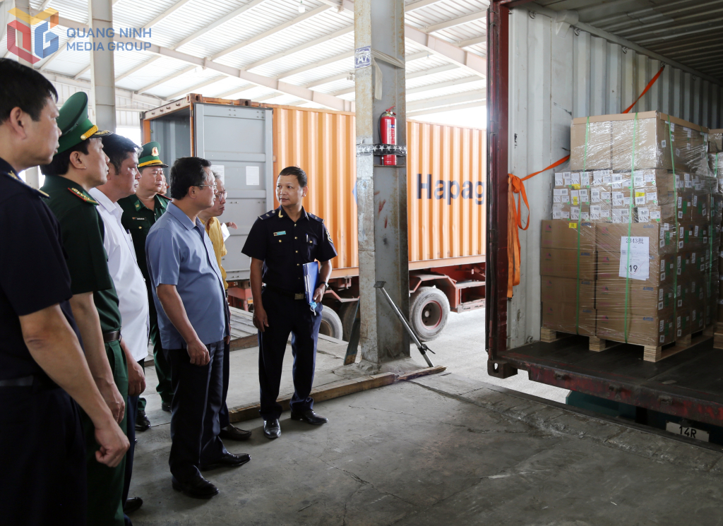 Tổ Công tác kiểm tra hàng hoá nhập khẩu tại bãi kiểm hoá Cầu Bắc Luân II.