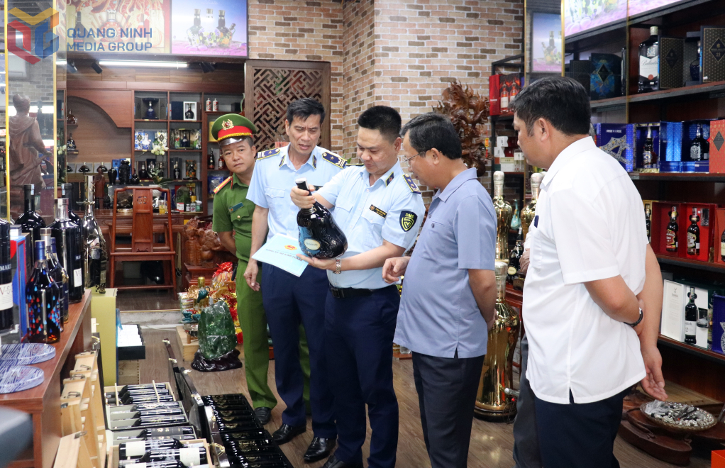 Tổ công tác kiểm tra tại một siêu thị gia đình trên địa bàn phường Trần Phú, TP Móng Cái.