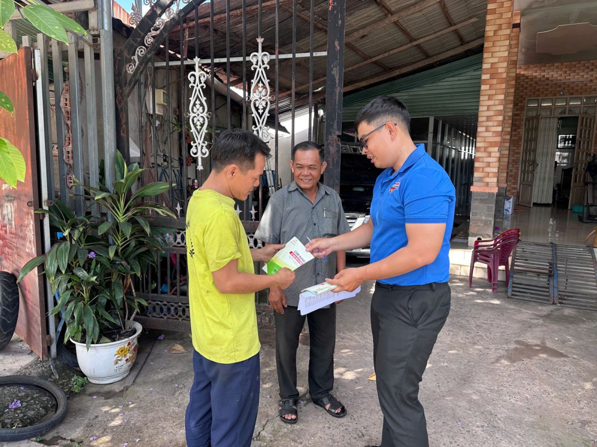 Đoàn thanh niên ngành điện phát tờ cẩm nang sử dụng điện an toàn đến hộ gia đình