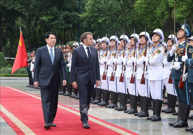 Chủ tịch nước Lương Cường và Tổng thống Pháp Emmanuel Macron duyệt Đội danh dự Quân đội nhân dân Việt Nam. Ảnh: Lâm Khánh/TTXVN Chủ tịch nước Lương Cường và Tổng thống Pháp Emmanuel Macron duyệt Đội danh dự Quân đội nhân dân Việt Nam. Ảnh: Lâm Khánh/TTXVN