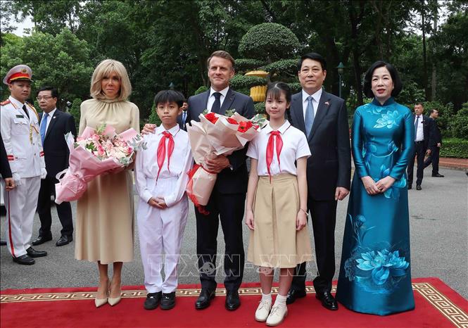 Chủ tịch nước Lương Cường và Phu nhân đón Tổng thống Pháp Emmanuel Macron và Phu nhân. Ảnh: Lâm Khánh/TTXVN Chủ tịch nước Lương Cường và Phu nhân đón Tổng thống Pháp Emmanuel Macron và Phu nhân. Ảnh: Lâm Khánh/TTXVN