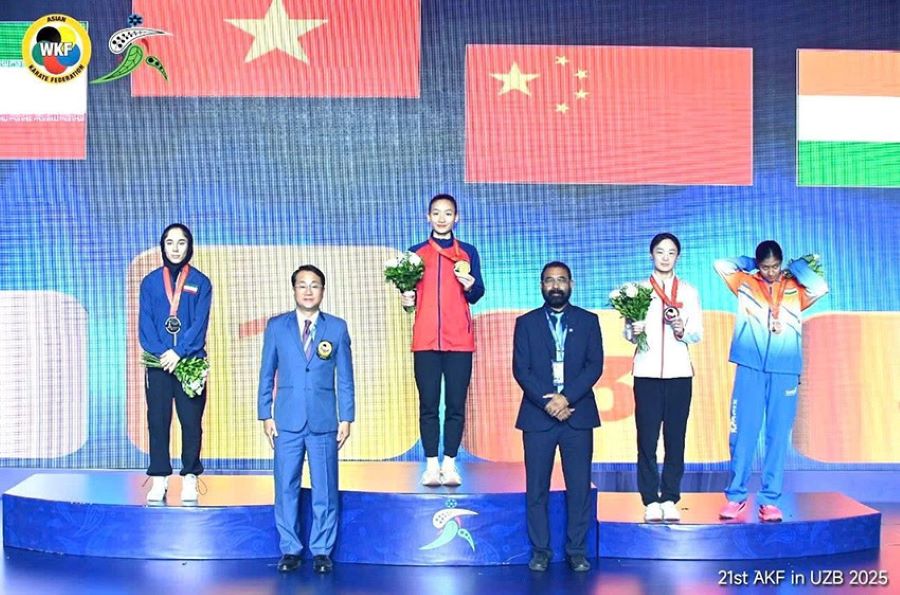 Võ sĩ Hoàng Thị Mỹ Tâm trên bục nhận HCV kumite cá nhân nữ hạng cân 55 kg. Võ sĩ Hoàng Thị Mỹ Tâm trên bục nhận HCV kumite cá nhân nữ hạng cân 55 kg.