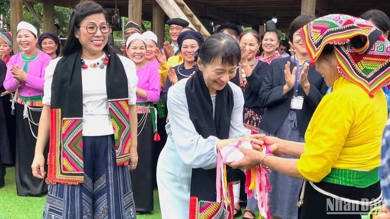 Thương hiệu văn hóa quốc gia từ những món đồ lưu niệm