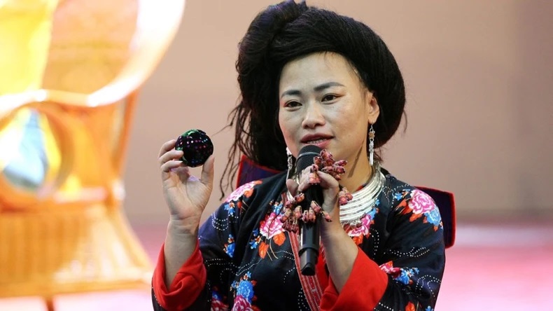 Cô giáo Vì Thị Ái mong muốn đa dạng hóa sản phẩm lưu niệm từ quả pao của người H'Mông