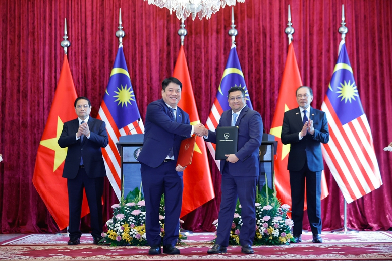 Thủ tướng Phạm Minh Chính và Thủ tướng Malaysia Anwar Ibrahim chứng kiến trao Bản ghi nhớ giữa Tập đoàn Điện lực Việt Nam và Tập đoàn Điện lực Malaysia - Ảnh: VGP/Nhật Bắc
