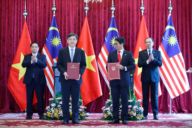 Thủ tướng Phạm Minh Chính và Thủ tướng Malaysia Anwar Ibrahim chứng kiến trao Ý định thư hợp tác giữa Đại học Quốc gia Thành phố Hồ Chí Minh và Đại học Quốc gia Malaysia - Ảnh: VGP/Nhật Bắc