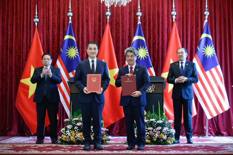 Thủ tướng Phạm Minh Chính và Thủ tướng Malaysia Anwar Ibrahim chứng kiến trao Ý định thư hợp tác giữa Đại học Quốc gia Hà Nội và Đại học Quốc gia Malaysia - Ảnh: VGP/Nhật Bắc