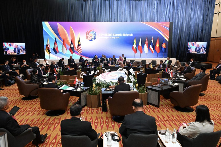 ASEAN tái cam kết ủng hộ hệ thống thương mại đa phương dựa trên luật lệ, minh bạch và tự do, tăng cường đầu tư và thương mại nội khối và mở rộng liên kết kinh tế với các đối tác bên ngoài.