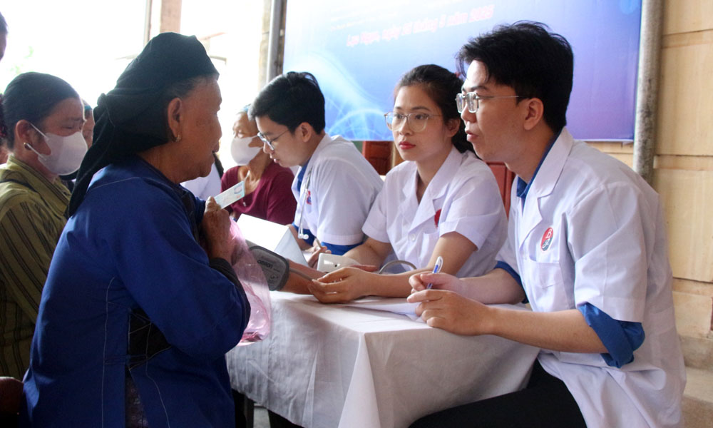 Hơn 200 người dân trên địa bàn xã Tân Hoa được các bác sĩ khám, tư vấn sức khỏe và cấp phát thuốc miễn phí. Hơn 200 người dân trên địa bàn xã Tân Hoa được các bác sĩ khám, tư vấn sức khỏe và cấp phát thuốc miễn phí.