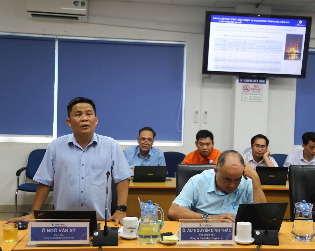 Ông Ngô Văn Sỹ - Giám đốc Công ty báo cáo tại buổi làm việc Ông Ngô Văn Sỹ - Giám đốc Công ty báo cáo tại buổi làm việc