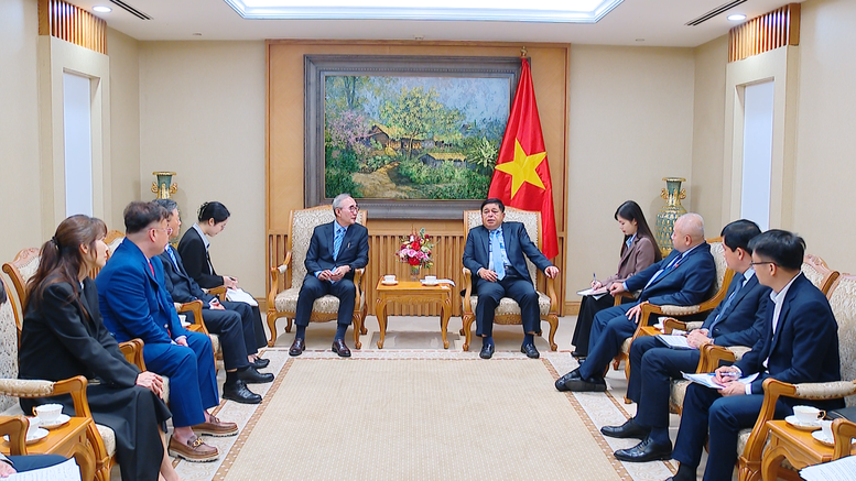 Phó Thủ tướng Nguyễn Chí Dũng tiếp ông Young Shub Kim, Chủ tịch Tập đoàn KT - Ảnh: VGP/Thu Sa