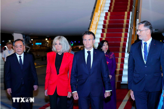 Tổng thống Pháp Emmanuel Macron và Phu nhân đến sân bay Nội Bài. Ảnh: TTXVN.