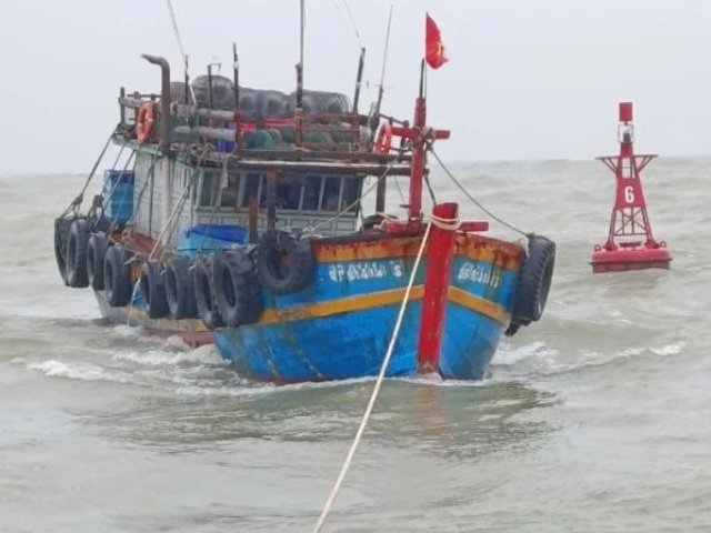 Kịp thời cứu hộ tàu cá gặp sự cố trên biển cùng 4 thuyền viên