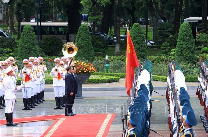 Chủ tịch nước Lương Cường và Tổng thống Pháp Emmanuel Macron duyệt Đội danh dự Quân đội nhân dân Việt Nam. Ảnh: Tuấn Anh/TTXVN Chủ tịch nước Lương Cường và Tổng thống Pháp Emmanuel Macron duyệt Đội danh dự Quân đội nhân dân Việt Nam. Ảnh: Tuấn Anh/TTXVN