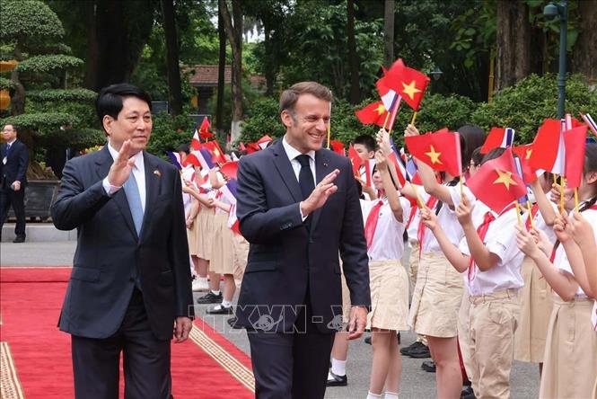 Chủ tịch nước Lương Cường và Tổng thống Pháp Emmanuel Macron với thiếu nhi Thủ đô Hà Nội. Ảnh: Lâm Khánh/TTXVN Chủ tịch nước Lương Cường và Tổng thống Pháp Emmanuel Macron với thiếu nhi Thủ đô Hà Nội. Ảnh: Lâm Khánh/TTXVN
