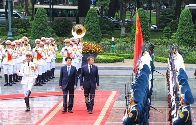 Chủ tịch nước Lương Cường chủ trì lễ đón cấp Nhà nước Tổng thống Cộng hòa Pháp